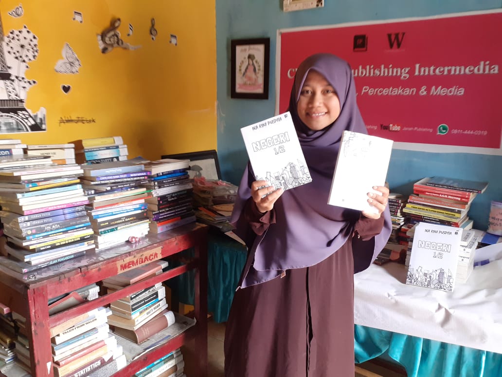 Ika Rini Puspita dan alasannya menulis buku Negeri 1/2